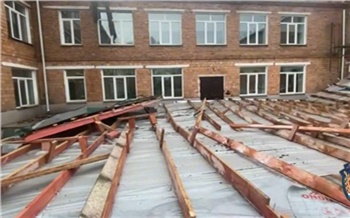 В Ужурском районе ветром сорвало отремонтированную крышу школы